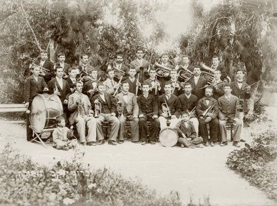 De orkestgroep gefotografeerd in Zichron Yaacov, ca. 1898-1900 door Bernard Edelstein