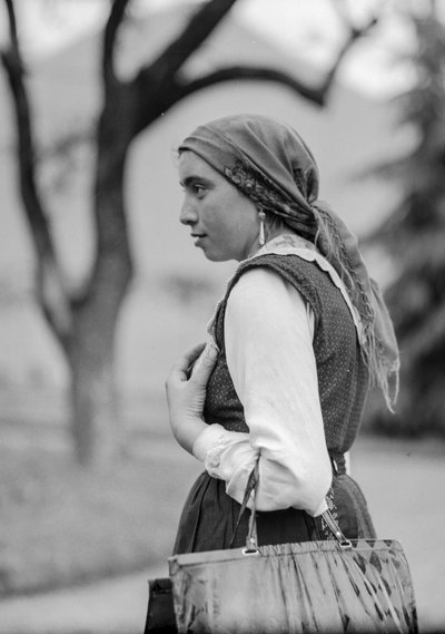 Plattelandsvrouw in traditionele conservatieve kleding, waarschijnlijk Italië maar mogelijk Turkije door Bernard F. Rogers