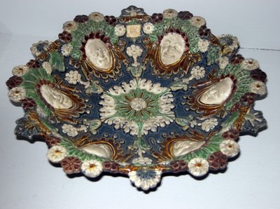 Schaal met groteske gezichten (faience) door Bernard Palissy