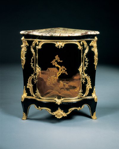 Een van een paar Louis XV encoignures, ca. 1750 door Bernard van Risenburgh II