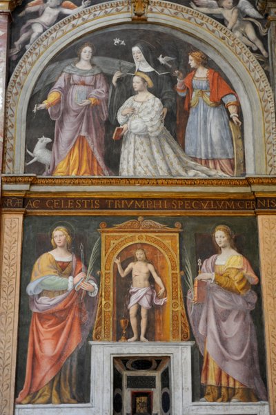 Sint Apollonia en Sint Lucia, bovenaan Ippolita Sforza omringd door heiligen en nonnen, fresco door Bernardino Luini in de kerk van Sint Maurice in het Maggiore Klooster, Milaan, Lombardije, Italië door Bernardino Luini