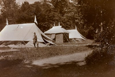 Album van de Eerste Wereldoorlog in Friuli-Venezia Giulia: tenten voor ontvangst, chirurgie en verbanden voor Villa Brazzà, huisvest 17 van het oorlogshospitaal in Soleschiano Manzano, foto genomen vanaf de kerktoren, 05/1916 (zw/w foto) door Bietti Bietti