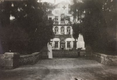 Album van de Eerste Wereldoorlog in Friuli-Venezia Giulia: Villa Brazzà, huis van 17 van het Oorlogshospitaal in Soleschiano Manzano, foto genomen vanaf de kerktoren, 05/1916 door Bourbon Del Monte
