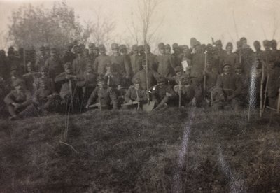 Album van de Eerste Wereldoorlog in Friuli-Venezia Giulia: groepsportret van de soldaten van de Infanterie 112.mo met schoppen bij de Rivier Toren door Bourbon Del Monte