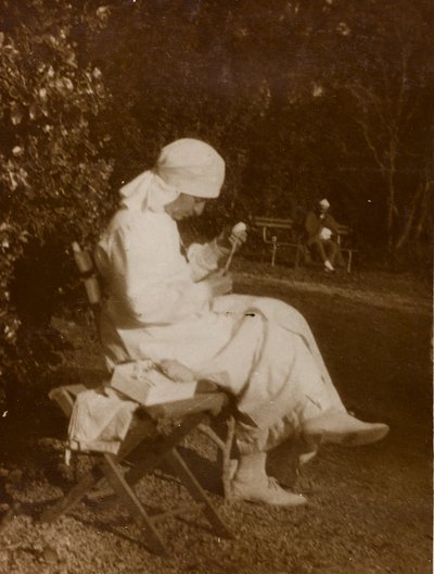 Album van de Eerste Wereldoorlog in Friuli-Venezia Giulia: portret van een Rode Kruis-verpleegster in het park van Villa Brazzà, thuis voor 17 van het oorlogshospitaal in Soleschiano Manzano door Bourbon Del Monte