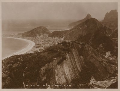 Uitzicht vanaf de top van de Suikerbroodberg, Rio de Janeiro (zwart-wit foto) door Brazilian Photographer