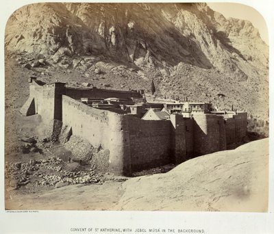 Klooster van St. Katherine met Jebel Músá op de achtergrond, uit de Ordnance Survey van het schiereiland Sinaï door British Photographer