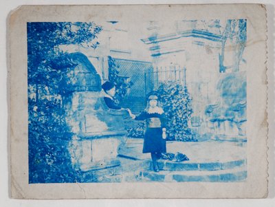 Elaine en Lancelot Grimshaw bij de poorten van Knostrop Hall door British Photographer