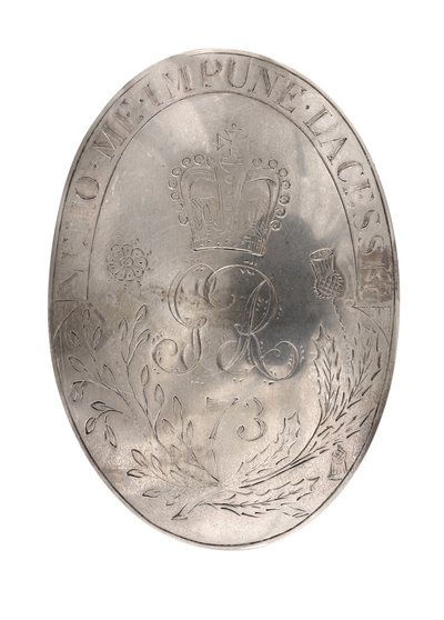 Schouderriemplaat, 73e (Highland) Regiment Voetvolk, ca. 1788 (schouderriemplaat) door British School