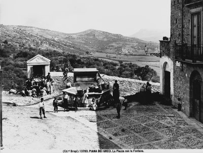 Piana dei Greci. Het plein met de fontein. door Brogi Brogi