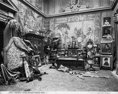 Atelier van de Florentijnse schilder Edoardo Gelli (zw/w foto) door Brogi Brogi