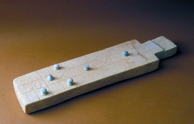 Spelbord met speelstukken, uit Tell Beit Mirsim, Jordanië, c.2000-1700 v.Chr. (kalksteen) door Bronze Age