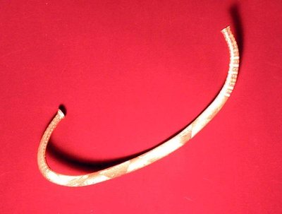 Halsring gevonden in Ickleton, Cambridgeshire (goud) door Bronze Age