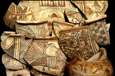 Filistijns aardewerk versierd met typische kleurontwerpen van vissen en vogels, uit Tel Kasil, Israël, ca.1099-900 v.Chr. (keramiek) door Bronze Age