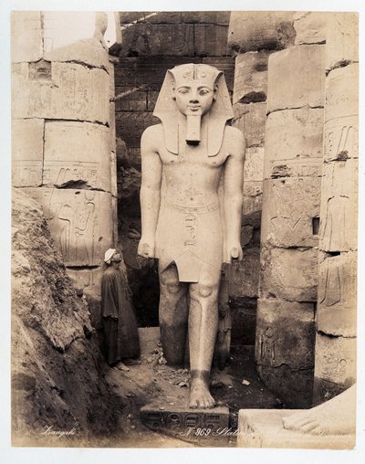 Een standbeeld van Ramses in Luxor - foto door de gebroeders Zangali, eind 19e eeuw door Brothers Zangaki
