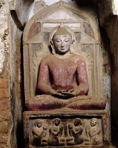 Zittende Boeddha in meditatie (polychroom steen) door Burmese School