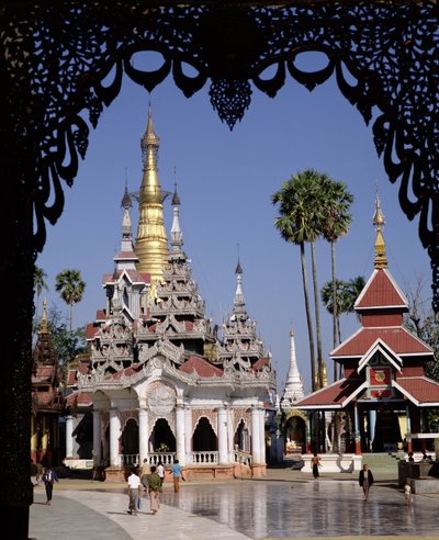 De tazaung van de Shwedagon Pagode, gebouwd 1453-72 door Burmese School