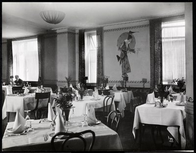 Een eetkamer in het Hotel Majestic, 1916 of 1917 door Byron Company