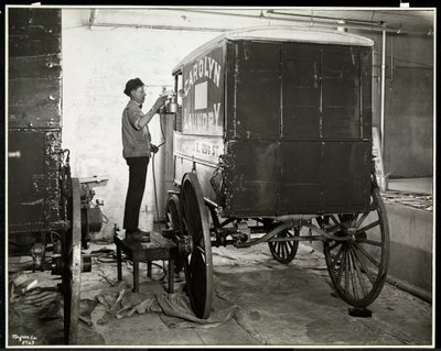 Een man die een bezorgwagen van de Carolyn Laundry spuitverft op 111 East 128th Street, East Harlem, New York, 1929 door Byron Company