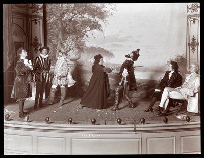 Een scène uit een amateuropvoering van een toneelstuk getiteld De Criticus gepresenteerd op Barnard College, New York door Byron Company