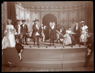 Een scène uit een amateurproductie van een toneelstuk getiteld The Heir at Law gepresenteerd op Barnard College, New York door Byron Company