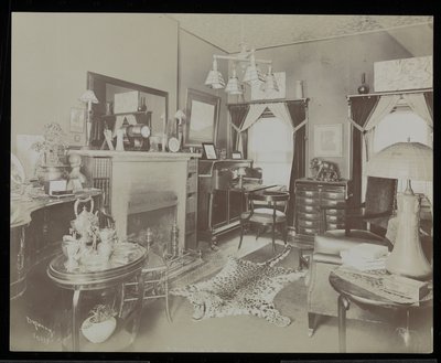 Een Zitkamer in het Huis van de Toneelschrijver Henry Martyn Blossom, op 23 East 30th Street, New York, 1908 door Byron Company