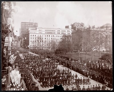 Luchtfoto van mannen die marcheren in de Republikeinse Gouden Standaard Parade op Broadway bij City Hall Park, New York door Byron Company