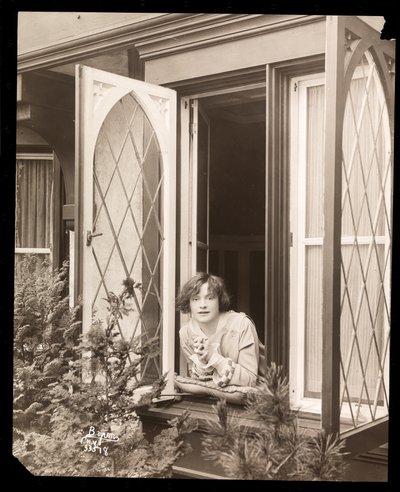 Anne Murdock thuis, ca. 1915 door Byron Company