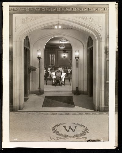 Boog die leidt naar de eetkamer van het Hotel Woodward, Broadway en 55th Street, New York, 1920 (zilveren gelatin afdruk) door Byron Company