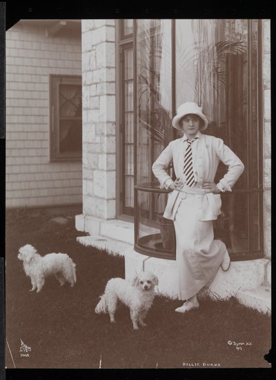 Billie Burke en twee honden bij Burkeleigh Crest, haar huis in Hastingson, New York door Byron Company