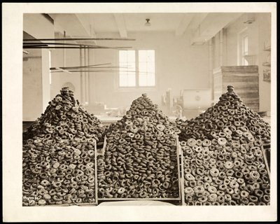 Bakken met donuts voor het Leger des Heils in het Hotel Commodore, 1919 door Byron Company