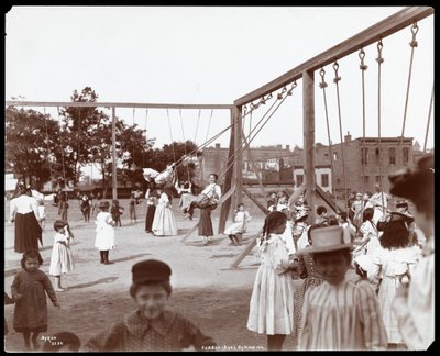 Kinderen schommelen in de Hudson Bank Gymnasium en Speeltuin, 53rd Street en 11th Avenue, New York, 1898 door Byron Company