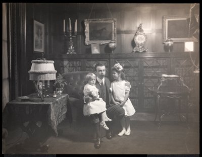 Clarence Mackay met zijn kinderen in de bibliotheek van Harbor Hill, in Roslyn, Long Island, c.1905 door Byron Company