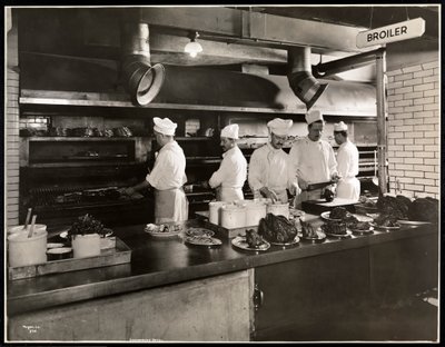 Koks bij de grill in de keuken van het Hotel Commodore, 1919 door Byron Company