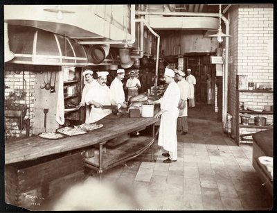 Koks aan het werk in de keuken van het Waldorf Astoria Hotel op 34th Street en 5th Avenue, New York door Byron Company