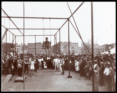 Menigte kijkt naar een gymnast in de Hudson Bank Gymnasium en Speelplaats, 53rd Street en 11th Avenue, New York, 1898 door Byron Company