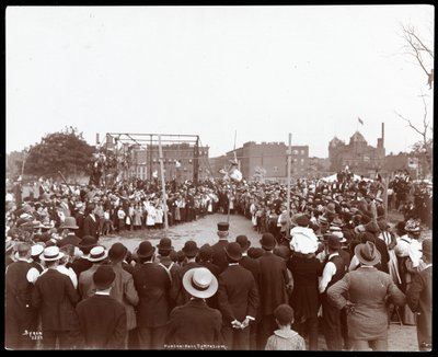 Menigte kijkt naar een polsstokhoogspringer in de Hudson Bank Gymnasium en Playground, 53rd Street en 11th Avenue, New York, 1898 door Byron Company