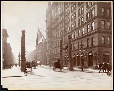 Versieringen voor de Dewey Parade in het Waldorf Astoria Hotel, 33rd Street en 5th Avenue, New York, 1899 door Byron Company