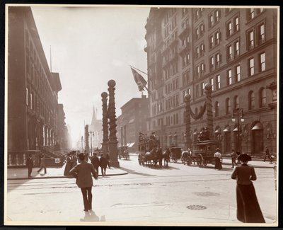 Versieringen voor de Dewey Parade voor het Waldorf Astoria Hotel op 33rd Street en 5th Avenue, New York, 1899 door Byron Company
