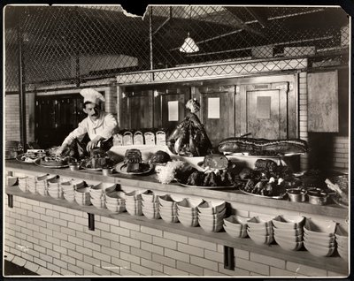 Weergave van koud vlees in de keuken van het Commodore Hotel, 1919 door Byron Company