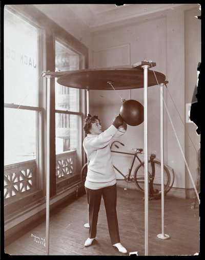 Edna Wallace Hopper slaat een boksbal in Jack Cooper