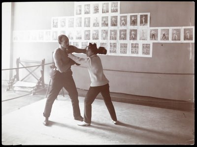 Edna Wallace Hopper poseerde in een boksring met Jack Cooper in zijn gymnasium aan Broadway en 37th Street, New York, 1899 door Byron Company