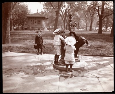 Vijf kinderen spelen en drinken bij een fontein in Madison Square, New York, 1901 door Byron Company