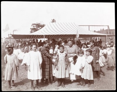 Groep meisjes en een vrouw in de Hudson Bank Gymnasium en Speelplaats, 53rd Street en 11th Avenue, New York door Byron Company