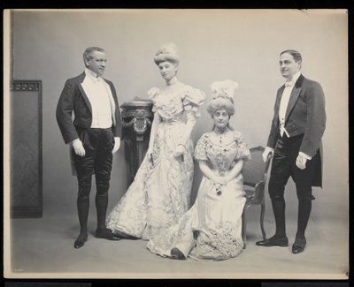 Groepsportret van Sydney Dillon Ripley met drie anderen op het James Hazen Hyde Bal, New York, 31 januari 1905 door Byron Company