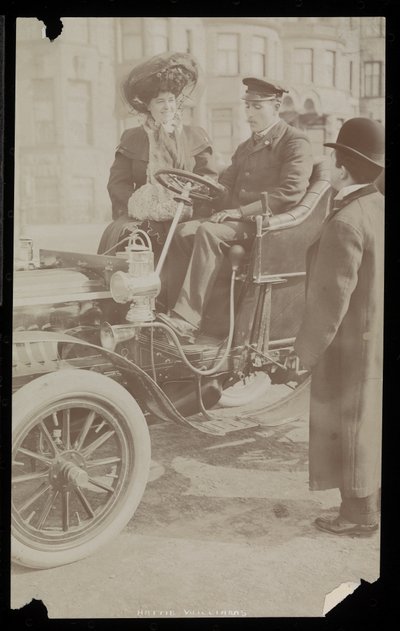 Hattie Williams zittend met chauffeur in een van de eerste auto