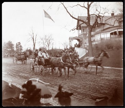Paard-en-wagens op Riverside Drive voor de Claremont Inn, New York, c.1895 door Byron Company