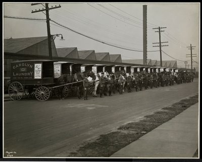 Paard-en-wagen leveringswagens geparkeerd buiten de Carolyn Laundry op 111 East 128th Street, East Harlem, New York, 1929 door Byron Company