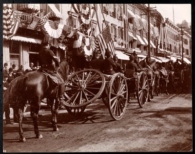 Paardgetrokken artillerie op parade in Dobbs Ferry, New York, 1898 door Byron Company