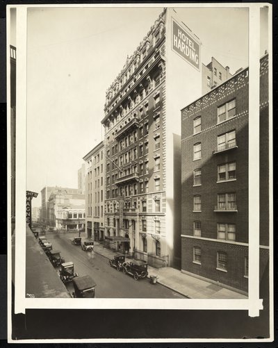 Hotel Harding op 55th Street en Broadway, New York, 1921 door Byron Company